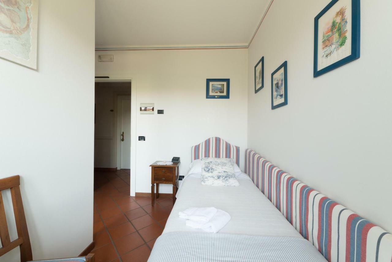Hotel Florence Манерба-дель-Гарда Экстерьер фото